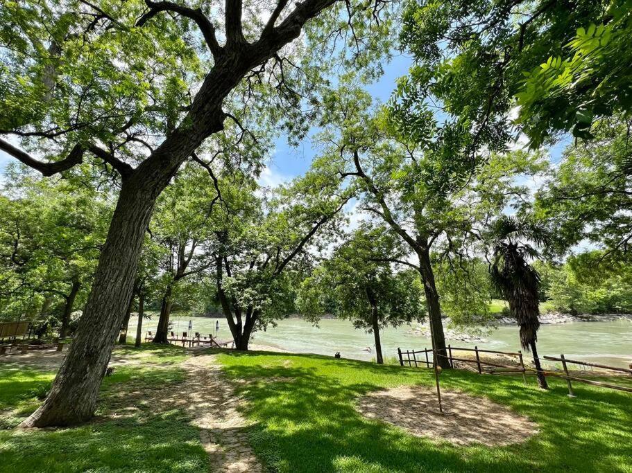 The River Haven - Sleeps 32 - On Guadalupe River Сеґін Екстер'єр фото
